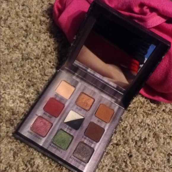 Urban Decay Troublemaker Eyeshadow Palette - Picture 2 of 4